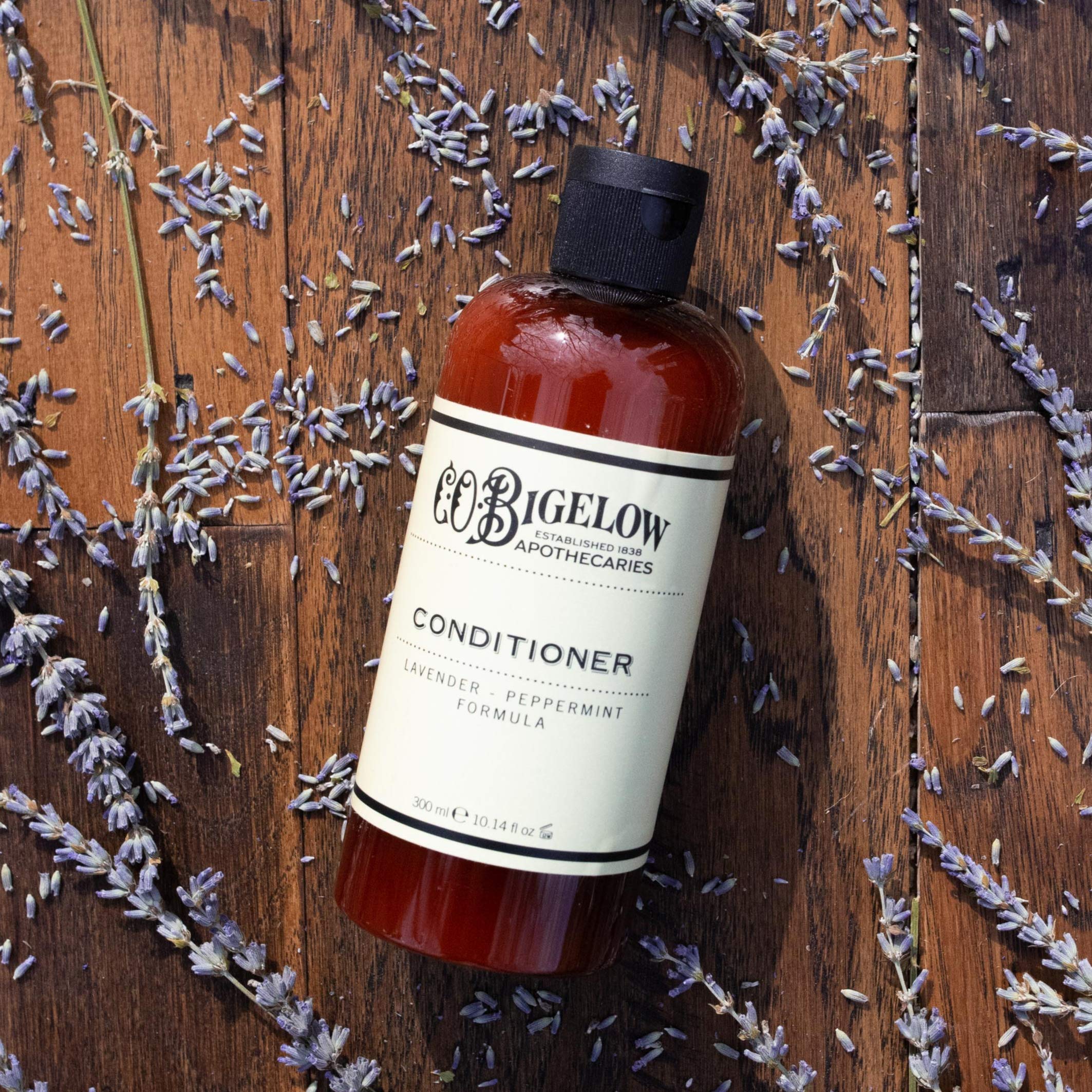 C. O. Bigelow Condicionador Lavanda Menta aplicado en cabello, ayuda a desenredar y dejar suave.