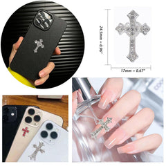Accesorios de uñas cruz con brillo plateado y acabado duradero.