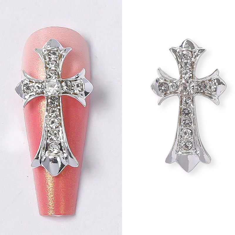 Aplicación de uñas con cruz plateada, fácil de colocar para manicura creativa.