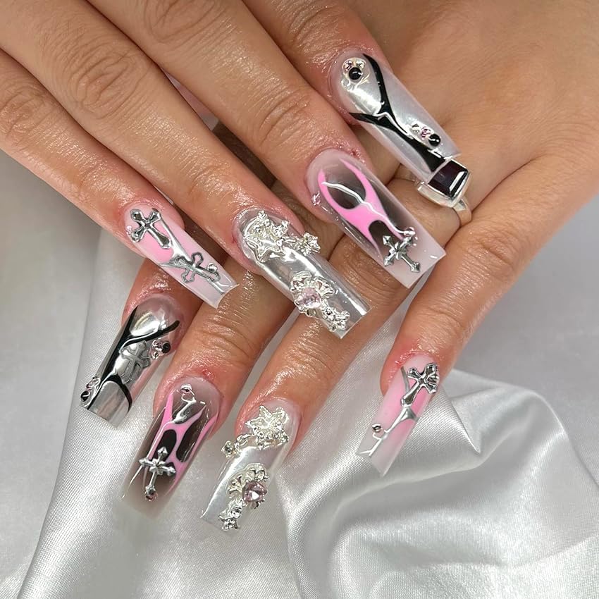 Cagzzee Cruz-Estrella para uñas en dorado, toque inspirado en los años 2000 para looks atrevidos.