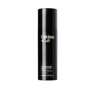 Caldera + Lab Condicionador: botella elegante, hidrata y suaviza el cabello masculino.