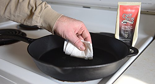 Sartén de hierro fundido con brillo suave tras Camp Chef.