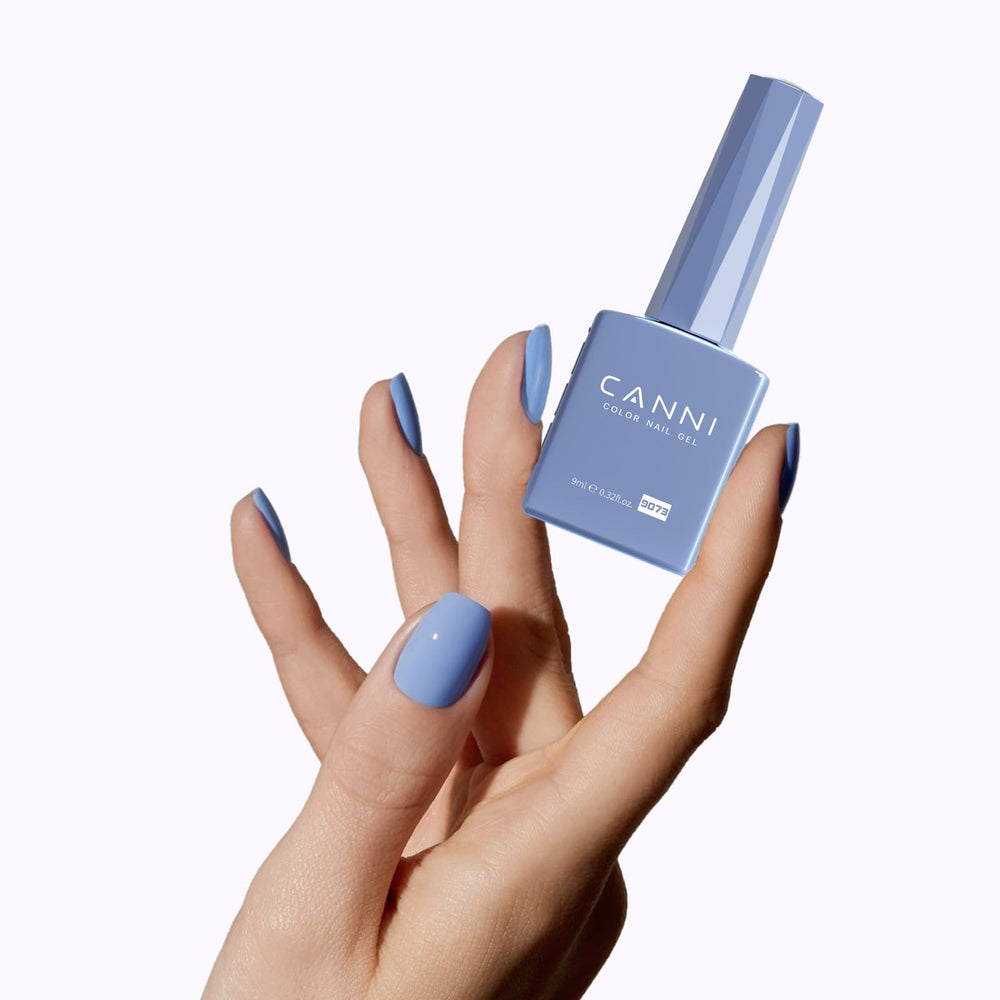 CANNI Esmalte gel azul claro, curado en lámpara UV o LED para secado rápido.