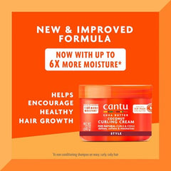 Aplicación suave de Cantu para rizos, manos distribuyen crema sin esfuerzo