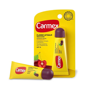 Carmex balsamo labial clasico cereza SPF 15, vista frontal, hidrata labios diariamente.