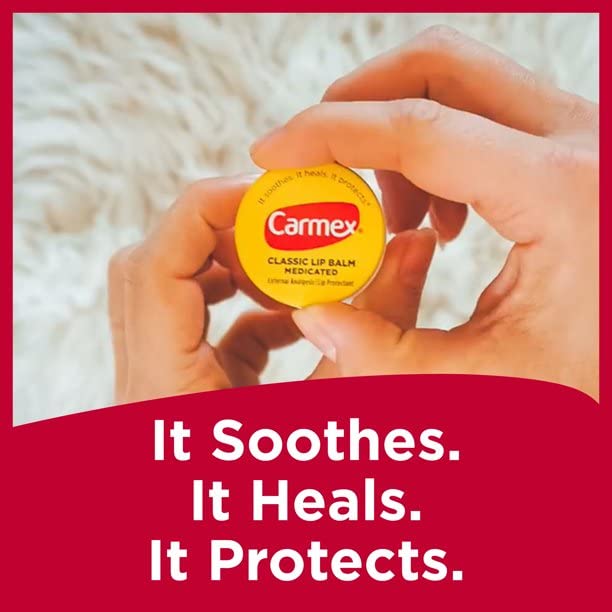 Textura cremosa de Carmex bálsamo labial clásico medicado para labios suaves