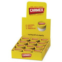 Aplicación suave del bálsamo Carmex sobre labios, textura cremosa