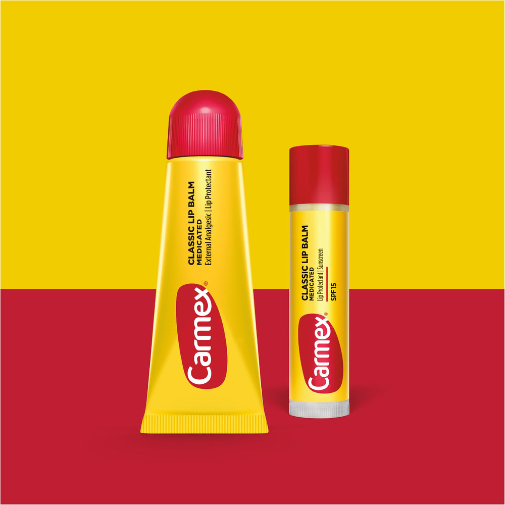 Bálsamo Carmex Classic en tubo, alivio para labios irritados.