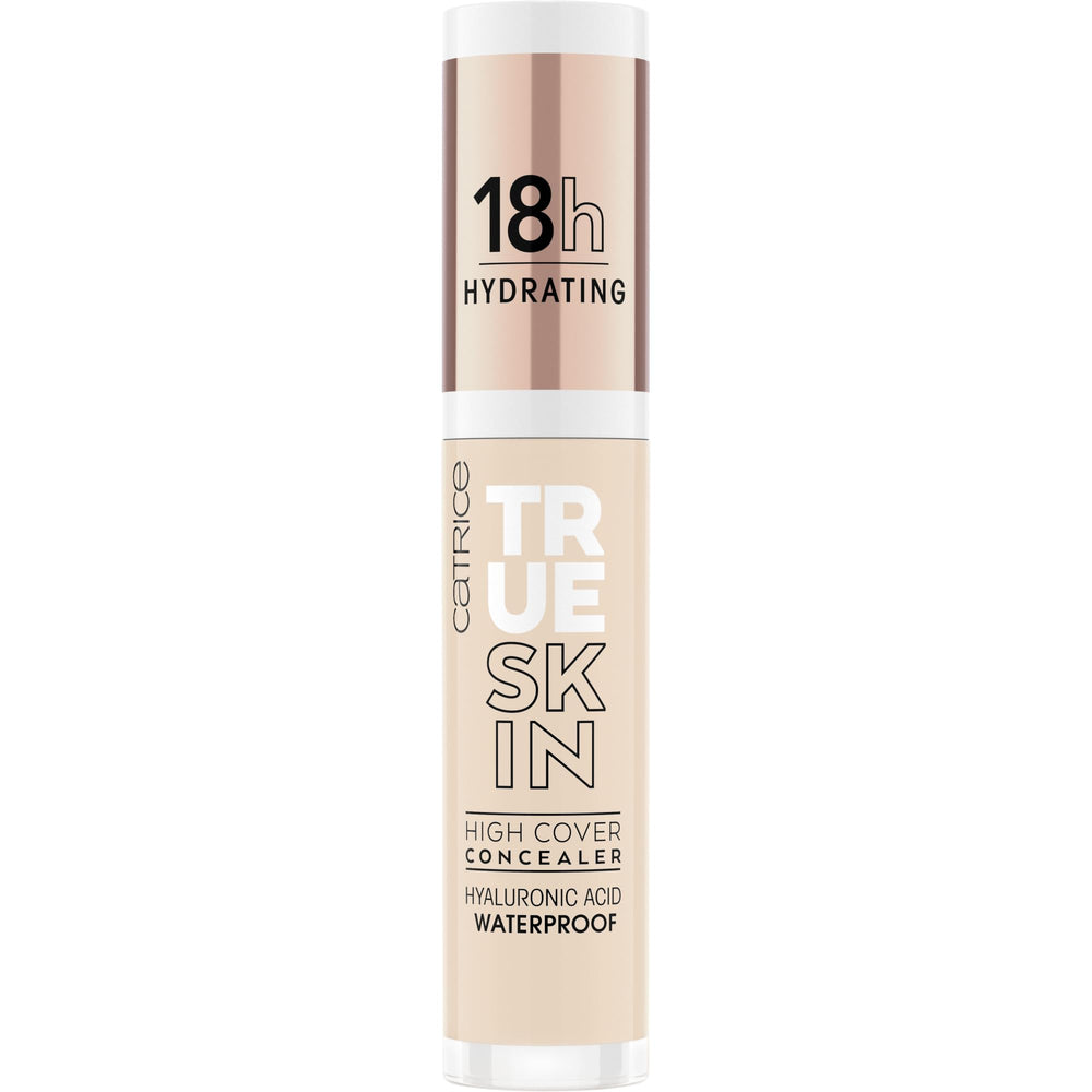 Aplicación suave del corrector Catrice con acabado mate natural.