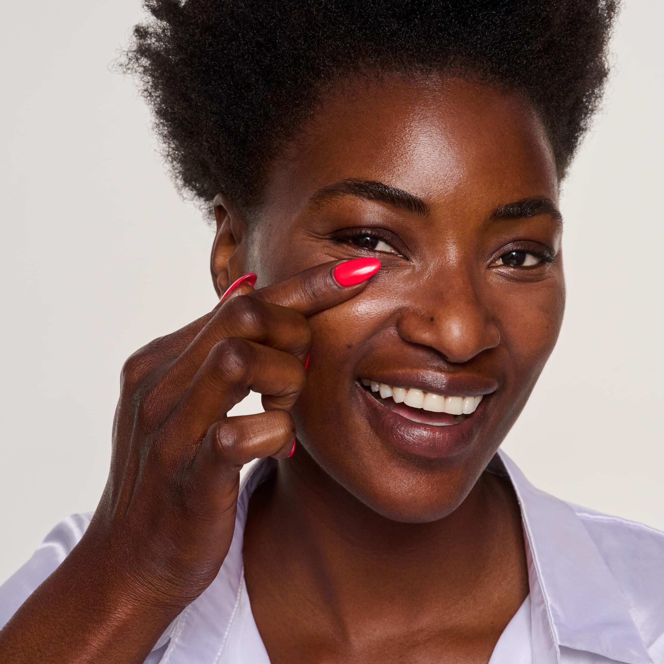 Catrice iluminador de ojeras, envase tipo tubo para control preciso.