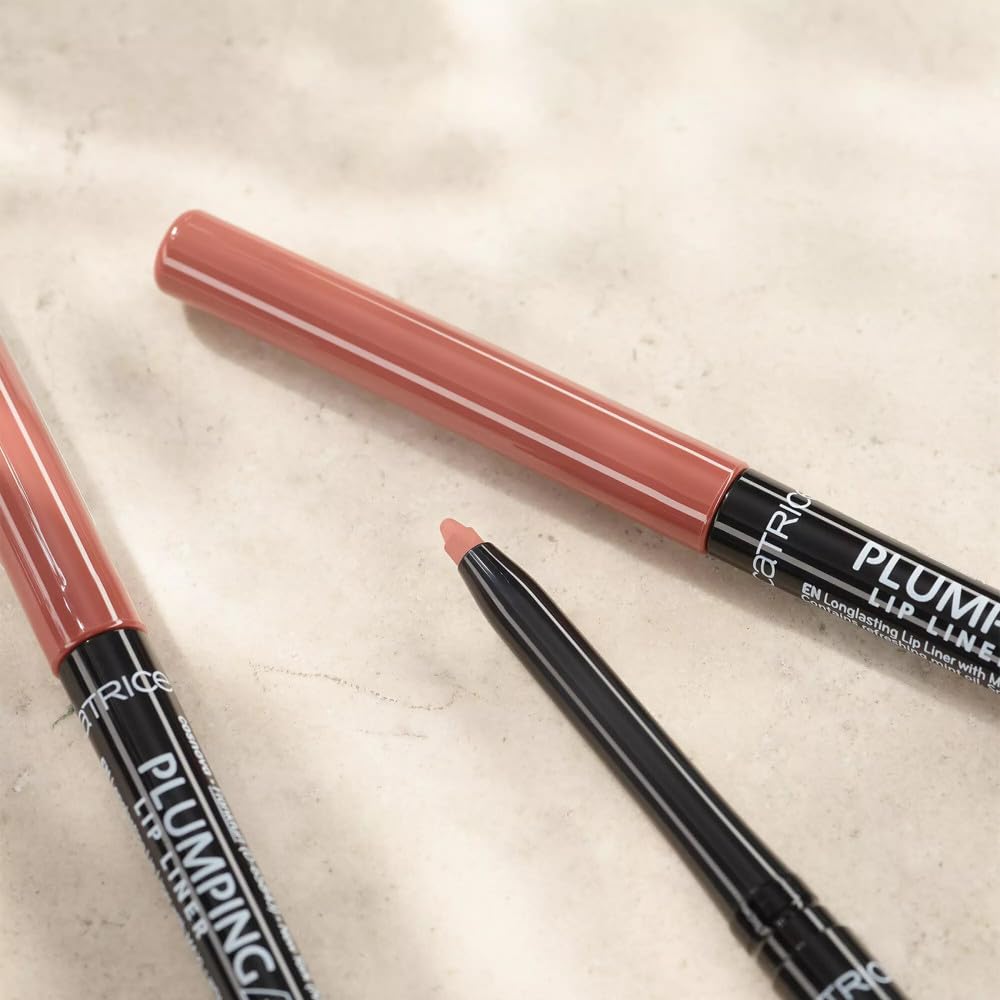 Delineado preciso con perfilador Catrice para un look definido.