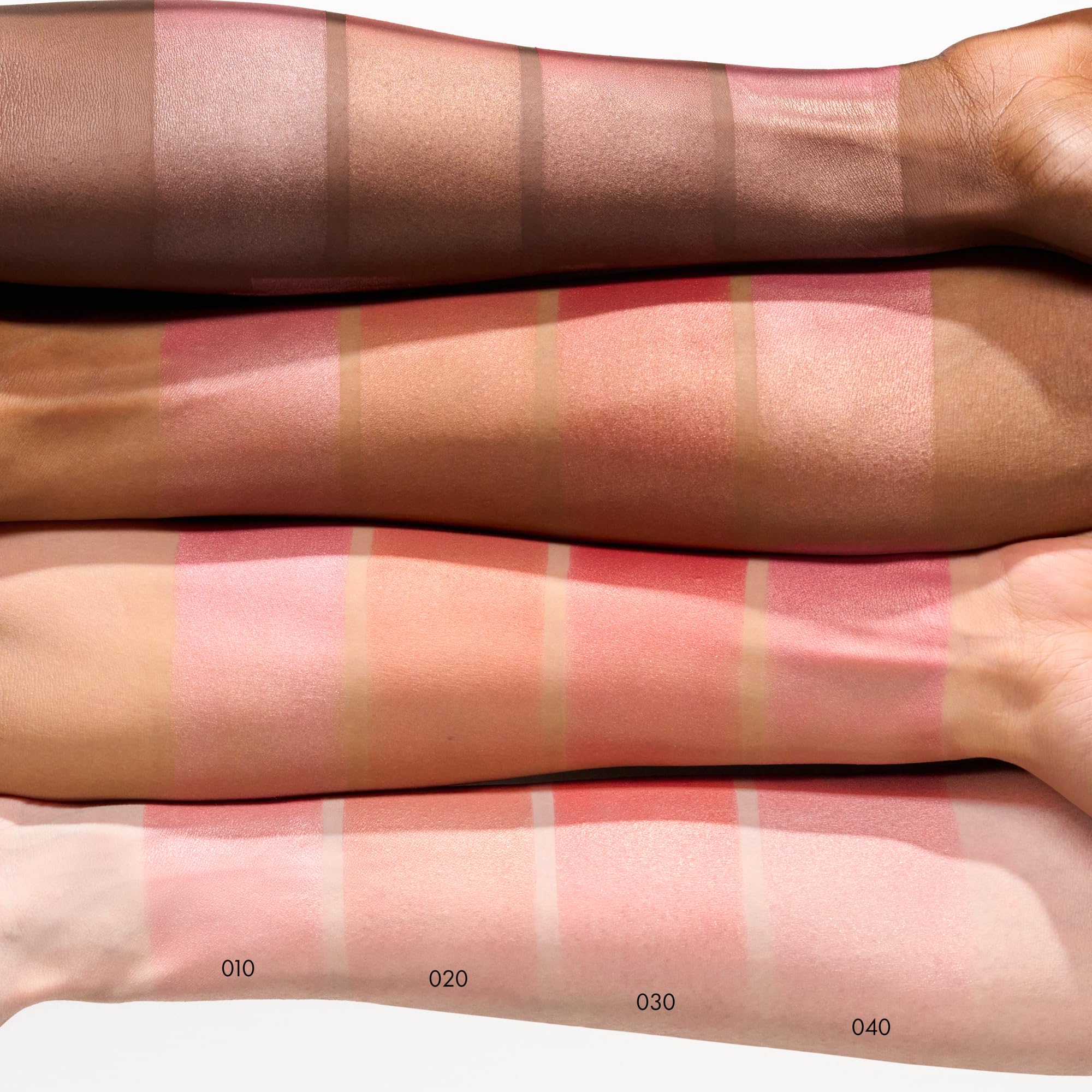 Catrice Soft Glam Baked Blush acabado radiante que realza rasgos naturales.