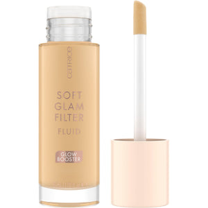 Catrice Soft Glam Filter Fluid, base luminosa para un acabado suave y radiante.