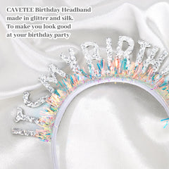 Letras rosadas brillantes Cavetee iluminan el look en la celebración.