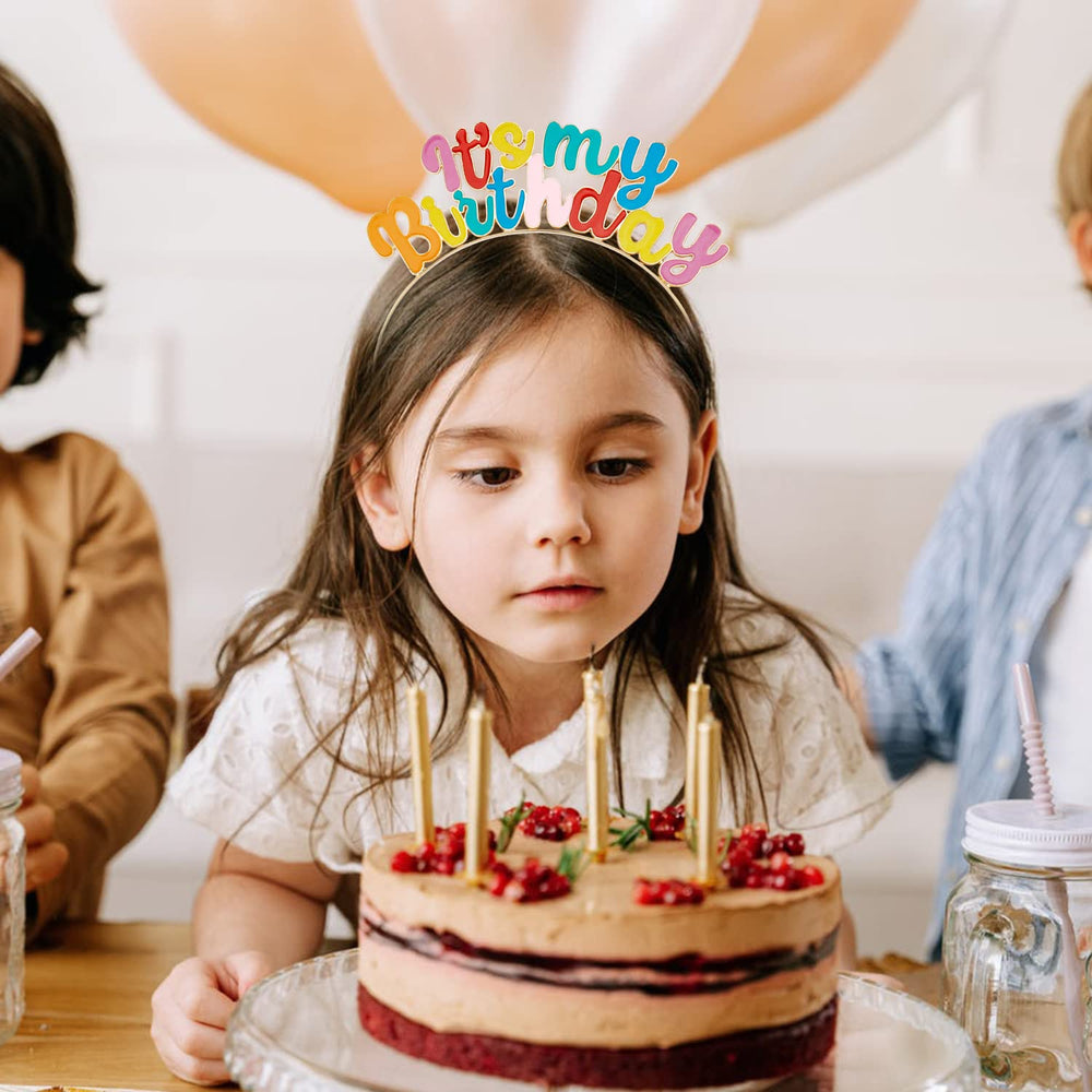 Chanaco diadema de cumpleaños dorada, ideal para resaltar la celebración.