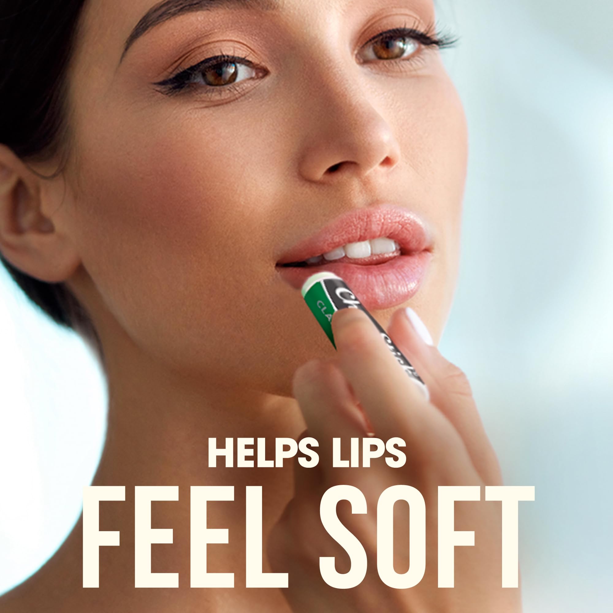 Envase compacto de ChapStick Classic Spearmint, ideal para viaje.