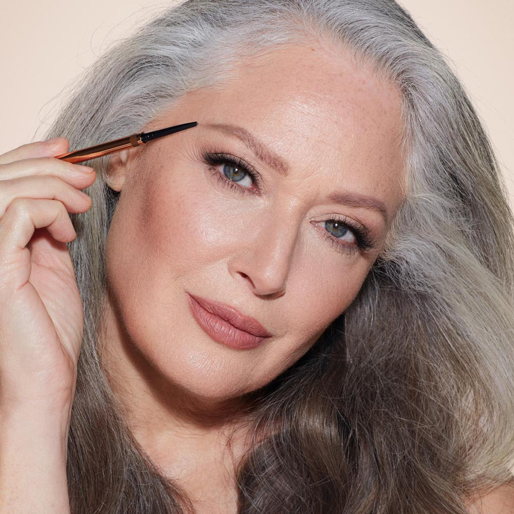 Charlotte Tilbury Brow Cheat, aplicación suave para definir cejas rápidamente.