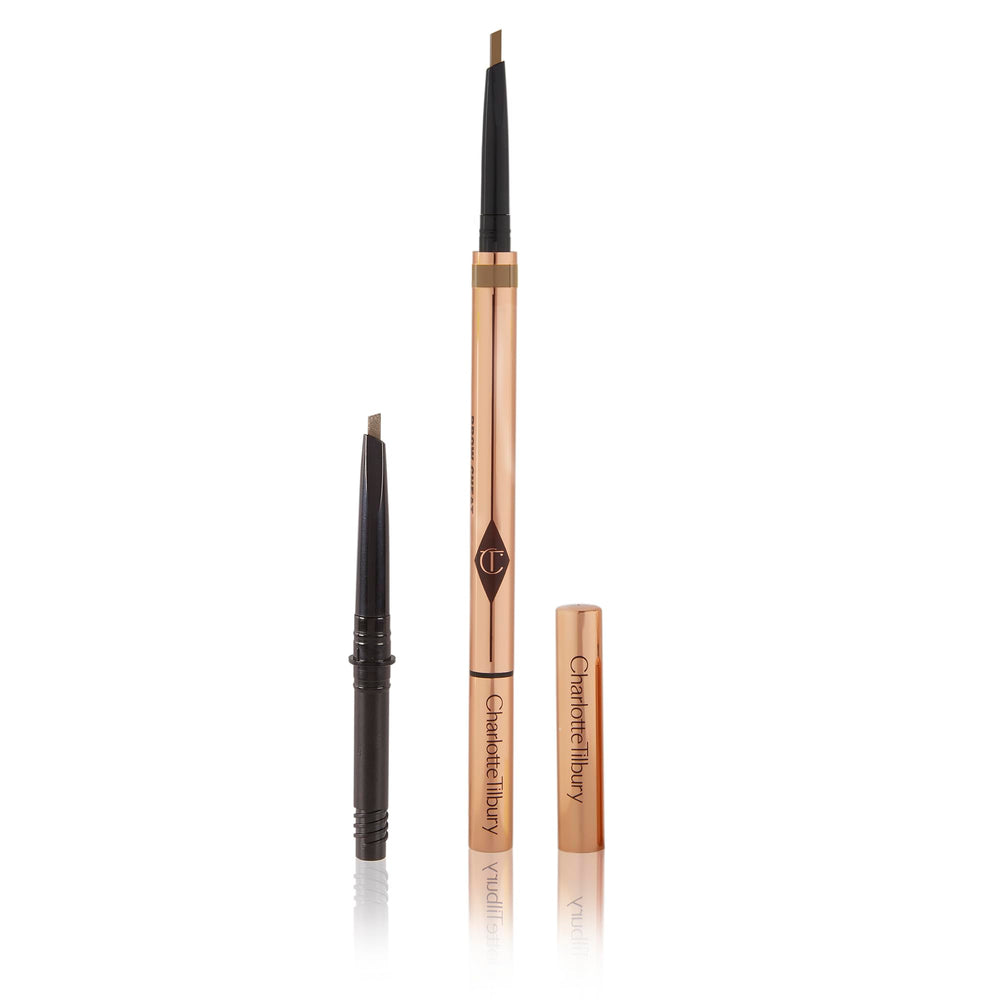 Lápiz Brow Cheat con trazos naturales y efecto pelo para cejas definidas.