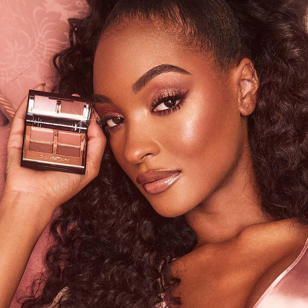 Charlotte Tilbury Cheek to Chic uso en mejillas para contornear e iluminar