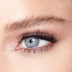 Aplicación con dedo de Eyes to Mesmerize Champagne ofrece color suave y cremoso.