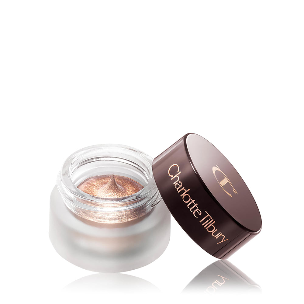 Brillo metalizado de Eyes to Mesmerize Champagne realza la mirada.