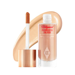 Charlotte Tilbury Hollywood Flawless Filter en bote para luminosidad suave y natural.