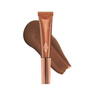 Charlotte Tilbury Hollywood Liquid Contour Wand aplicada en mejillas para realzar pómulos con acabado natural.