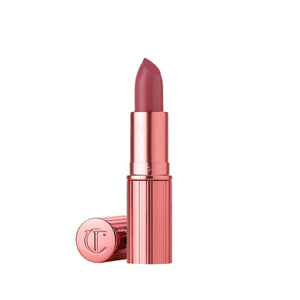 Charlotte Tilbury K.I.S.S.I.N.G Labial en tubo rosado, acabado luminoso e hidratante.