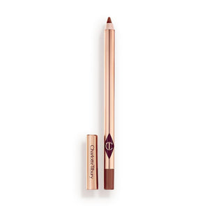 Lápiz Lip Cheat de Charlotte Tilbury Foxy Brown con trazo definido para labios más definidos.