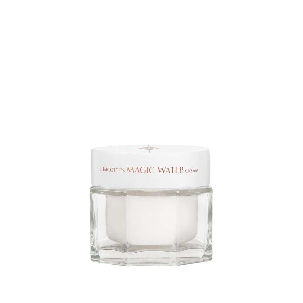 Crema Agua Mágica de Charlotte Tilbury, bote elegante, ofrece hidratación ligera para piel sensible.