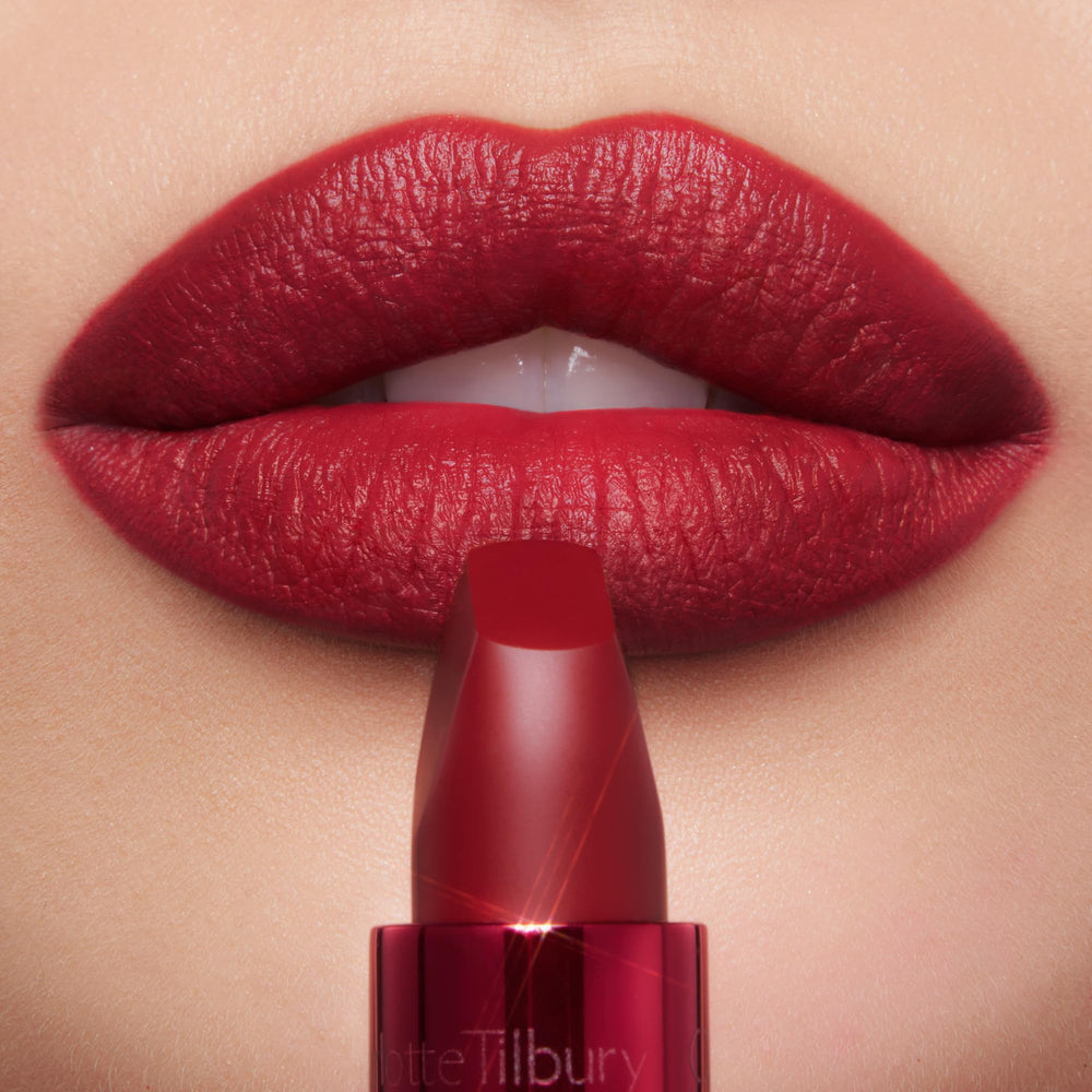 Charlotte Tilbury Matte Revolution: envase metálico rojo que añade sofisticación y comodidad