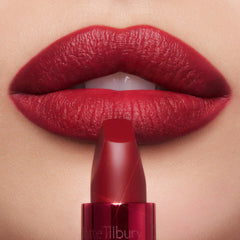 Charlotte Tilbury Matte Revolution: envase metálico rojo que añade sofisticación y comodidad