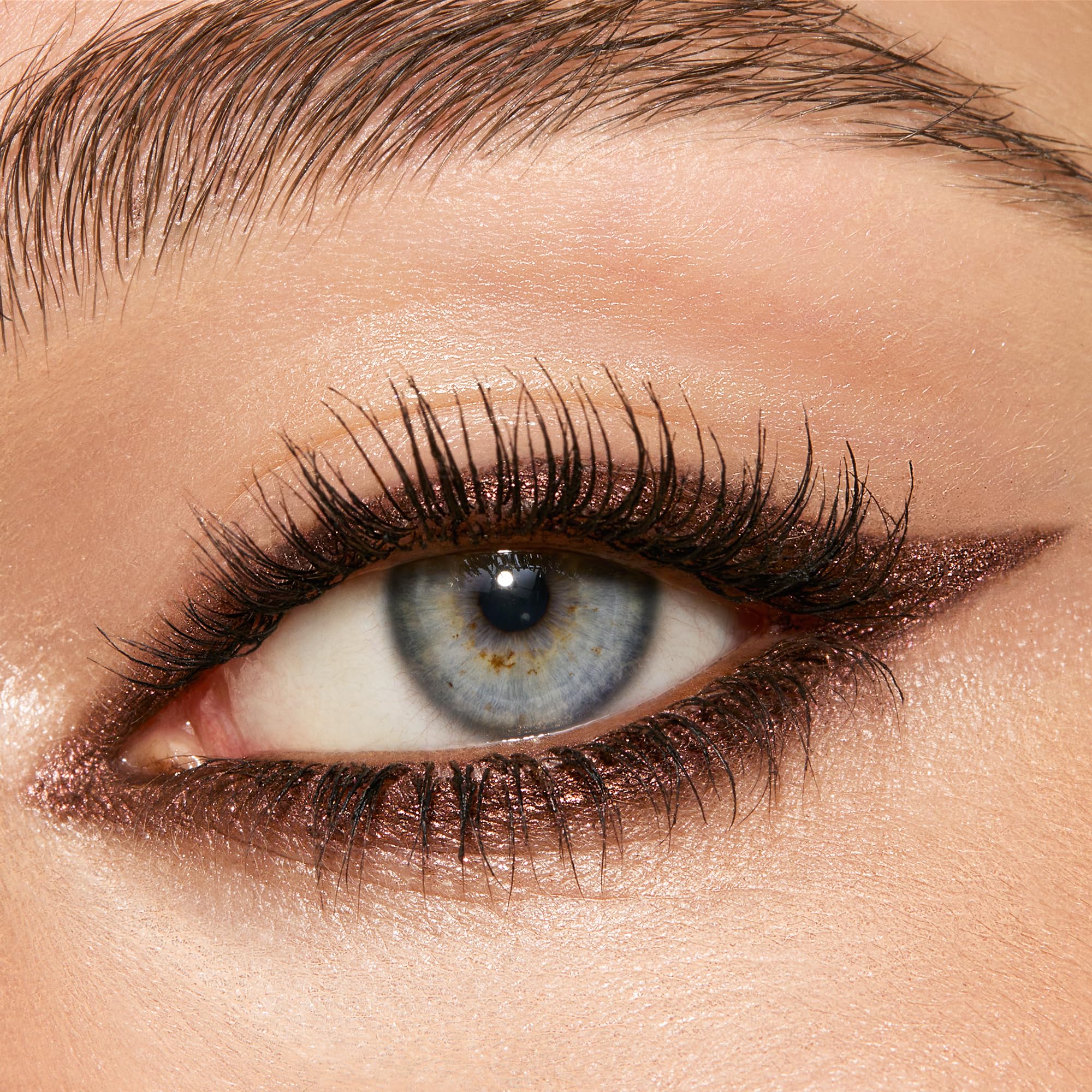 Rock 'N' Kohl delineado felino definido y duradero.