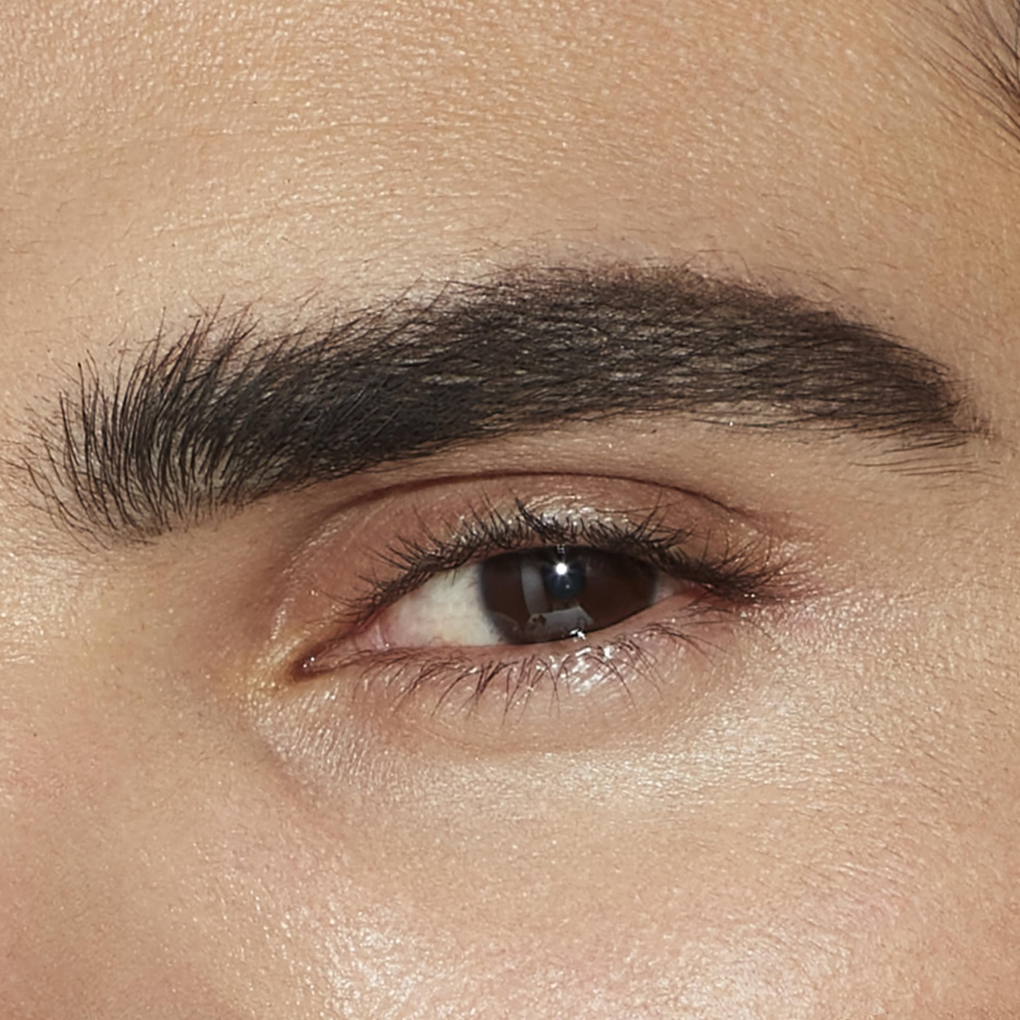 Resultado: cejas abundantes y definidas con efecto de supermodelo.