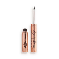 Charlotte Tilbury Legendary Brows, aplicador de micro-precisión define cada pelo.