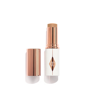 Charlotte Tilbury Unreal Skin Tint barra-aplicación crea acabado suave y natural.