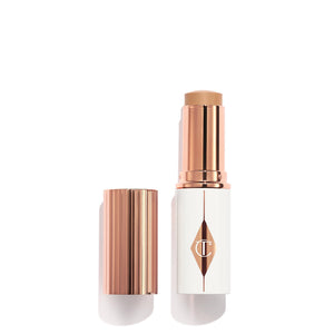 Charlotte Tilbury Unreal Skin Tint Stick: aplicación suave para un acabado natural y ligero.