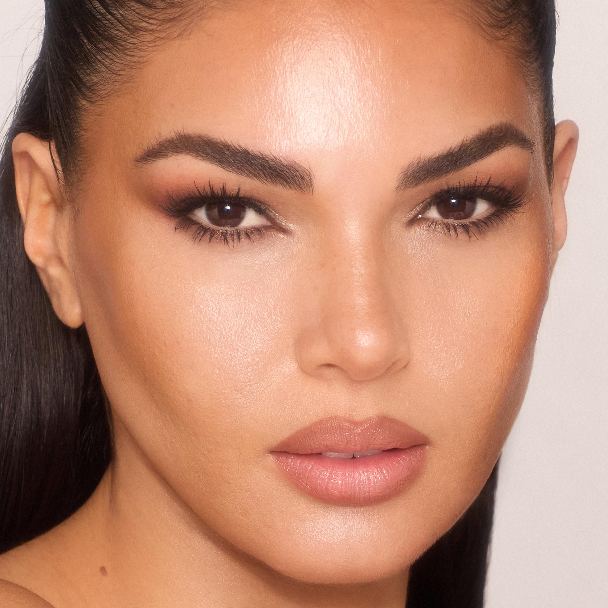 Charlotte Tilbury Unreal Skin Tint mezcla Collageneer y vitamina E para nutrición.