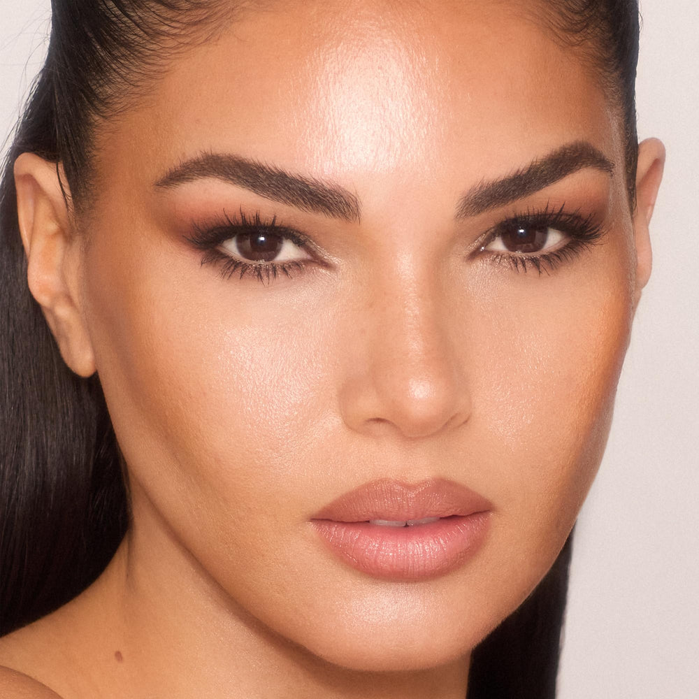 Charlotte Tilbury Unreal Skin Tint mezcla Collageneer y vitamina E para nutrición.