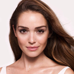 Este primer Wonderglow suaviza imperfecciones para un lienzo uniforme