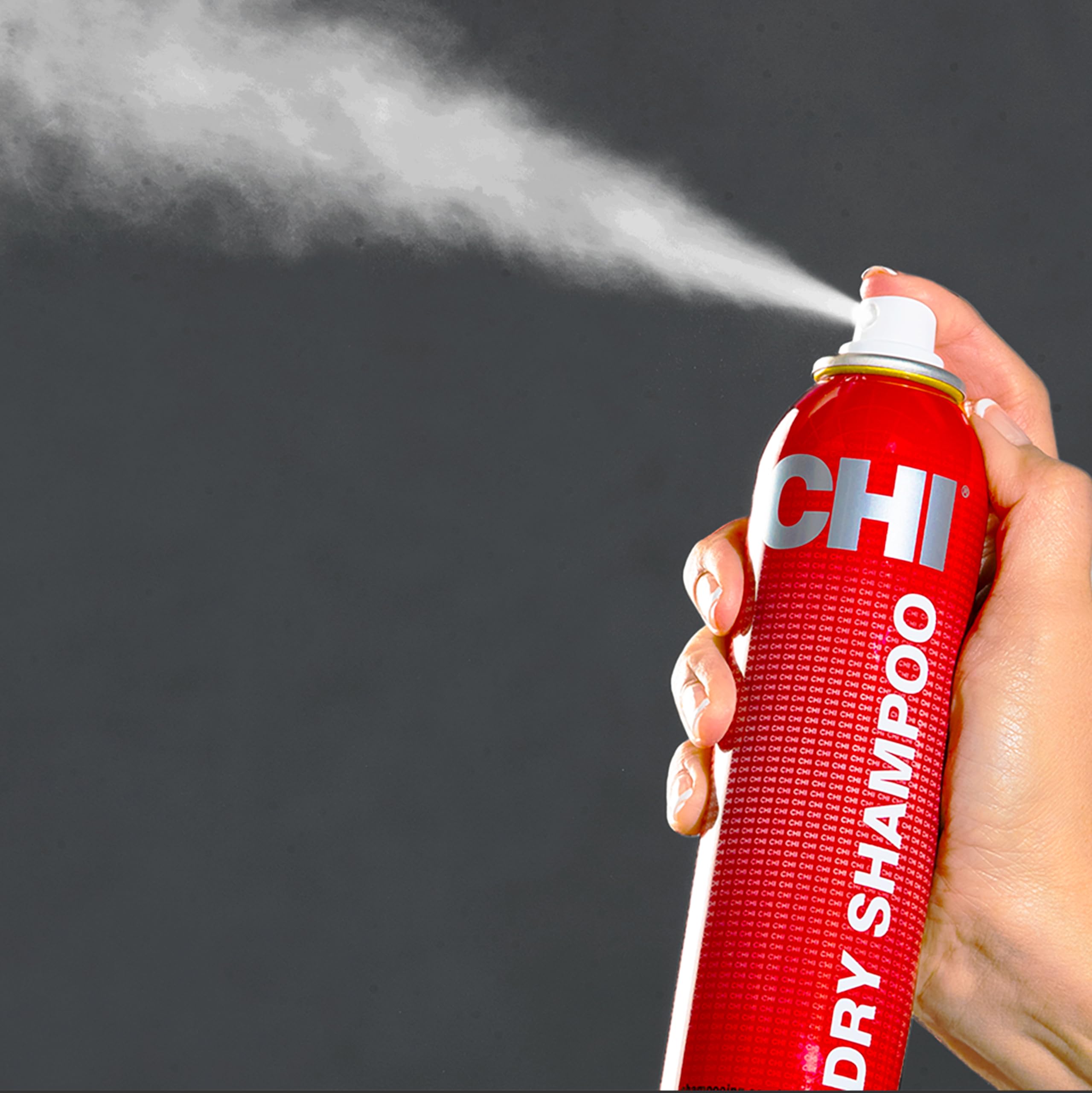 CHI Dry Shampoo absorbe aceites en la raíz, manteniendo frescura entre lavados.