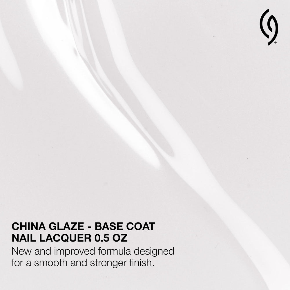 Base Coat de China Glaze aplicada de manera uniforme en la uña