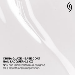 Base Coat de China Glaze aplicada de manera uniforme en la uña