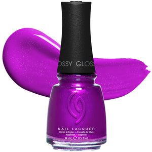 China Glaze Summer Reign: botella de laca púrpura intenso para uñas llamativas.