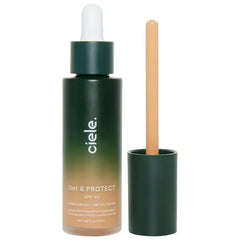 Ciele tinte y PROTECT SPF 50+ en envase, muestra la aplicación suave para un acabado natural.