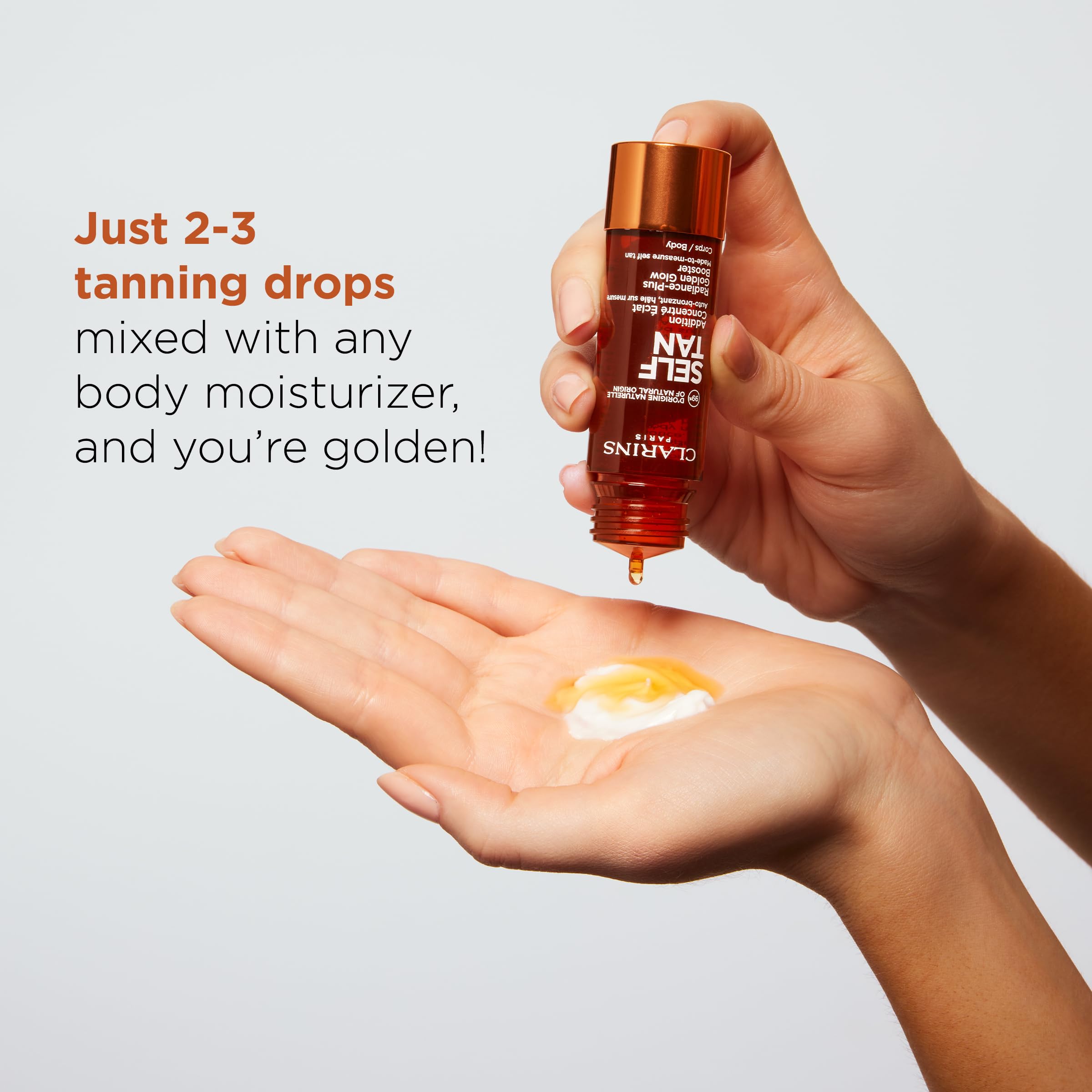Aplicación en piel con autobronceador Clarins para hidratación y color gradual