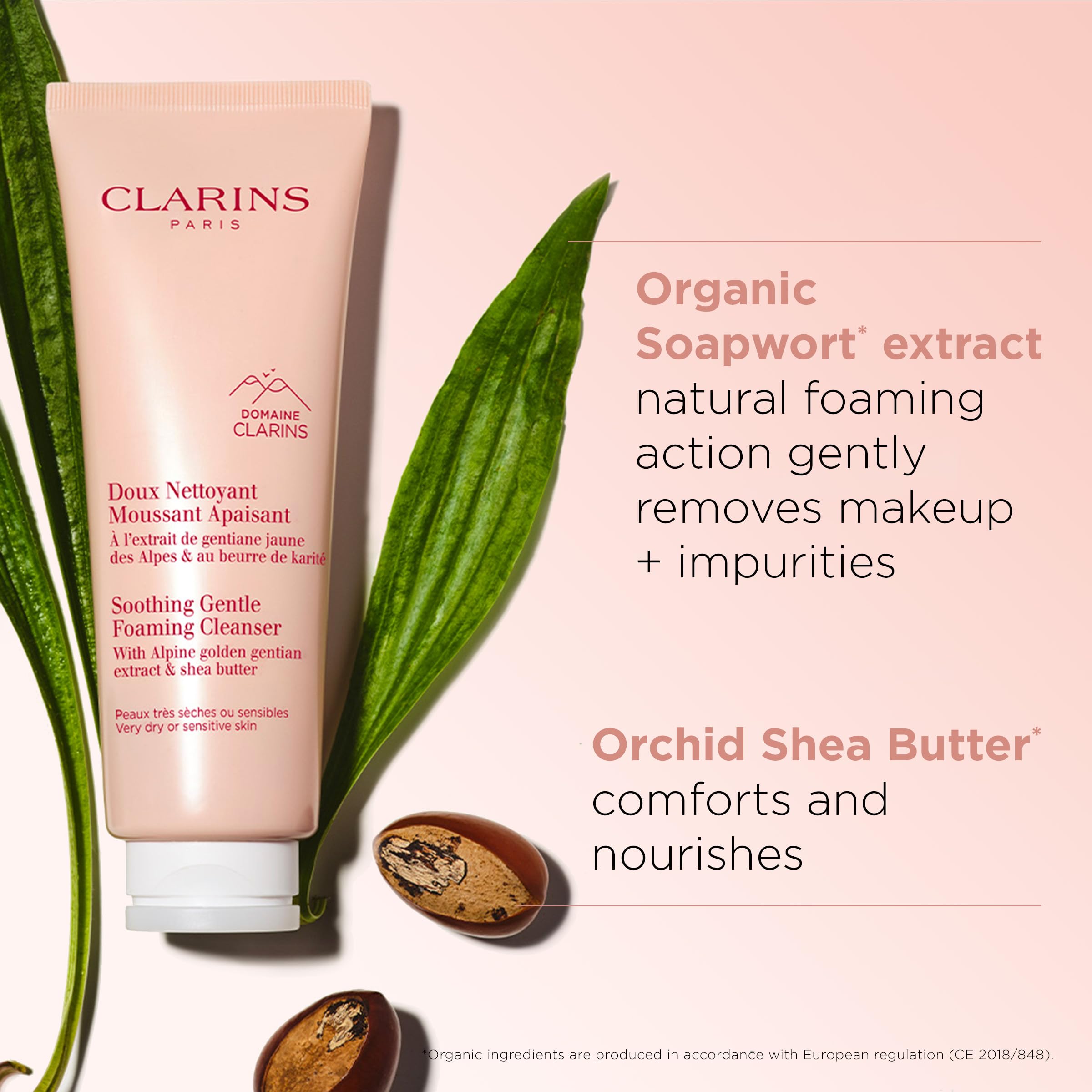 Espuma limpiadora Clarins en rostro, desmaquilla y calma