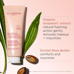 Espuma limpiadora Clarins en rostro, desmaquilla y calma