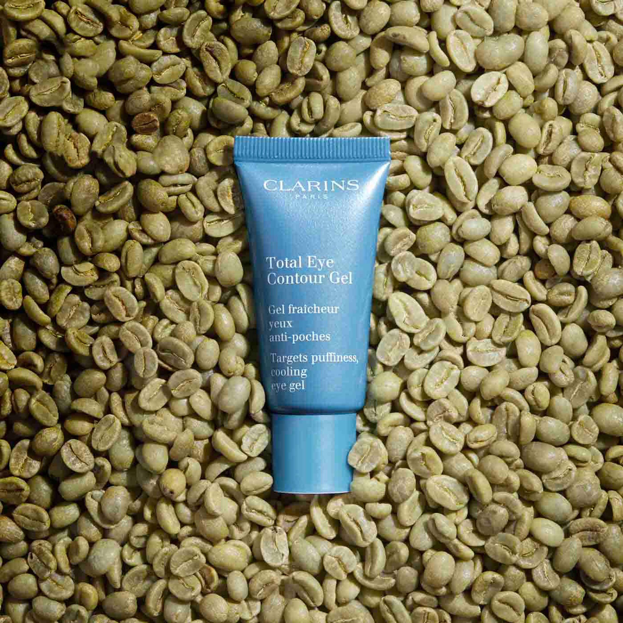 Ingredientes naturales de Clarins realzan la luminosidad sin irritar la piel delicada de la zona.