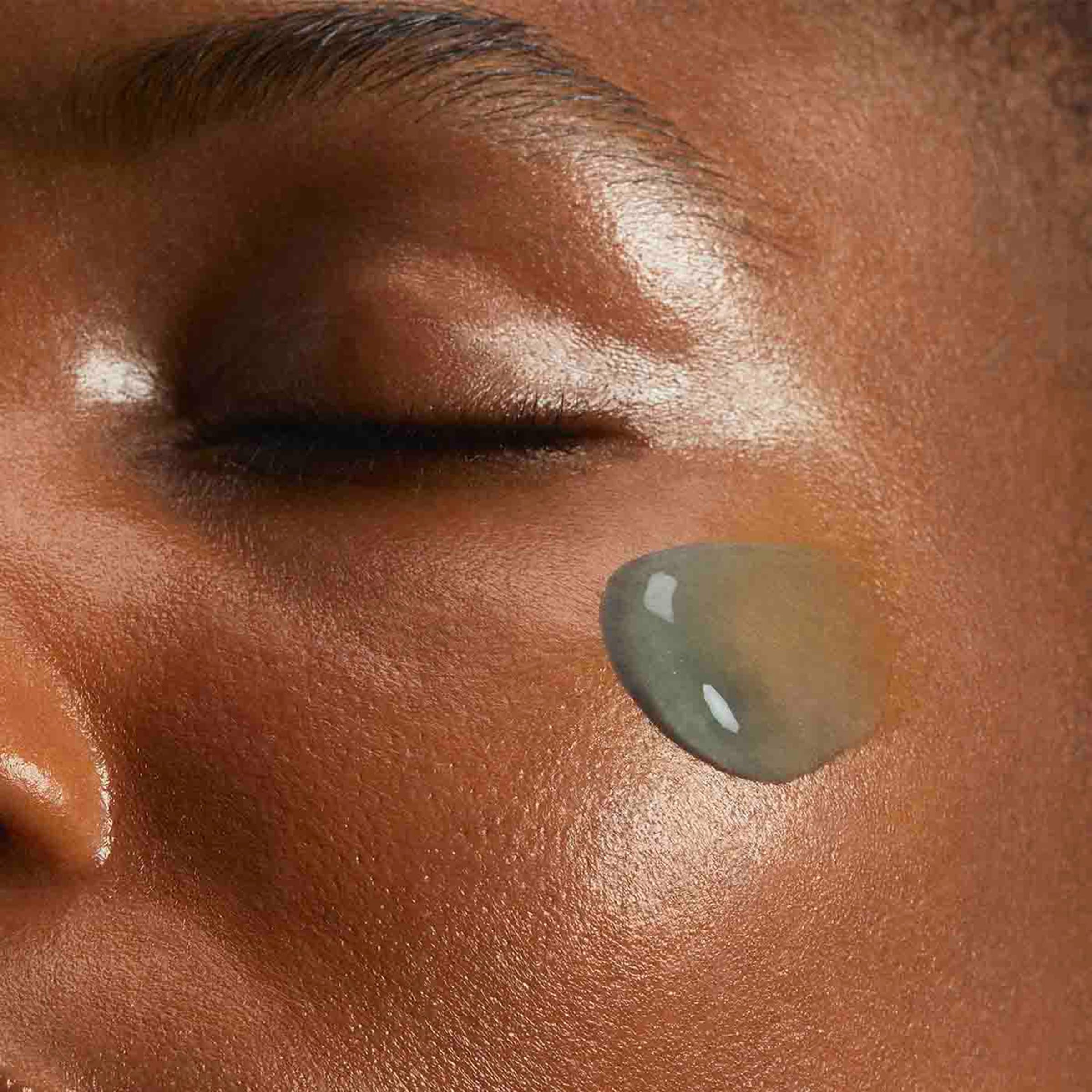 Sensación refrescante del gel frío de Clarins para las mañanas más revitalizantes.